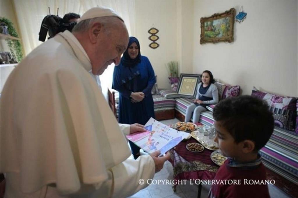 Francesco con la famiglia musulmana visitata alle case bianche - 