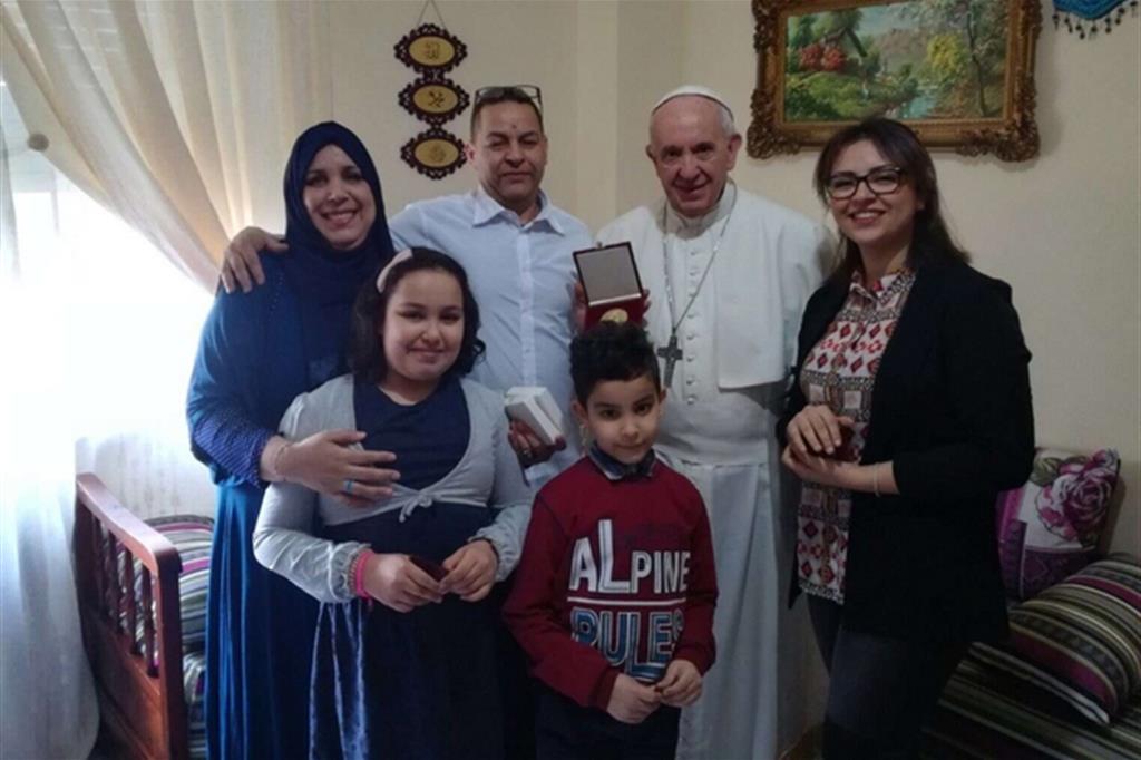 Francesco con la famiglia musulmana visitata alle case bianche - 