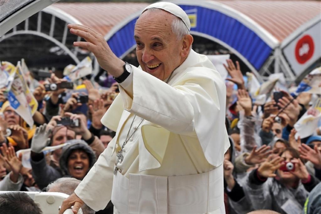 Aparecida 2013, il Papa passa tra i giovani che lo attendono davanti al Santuario mariano