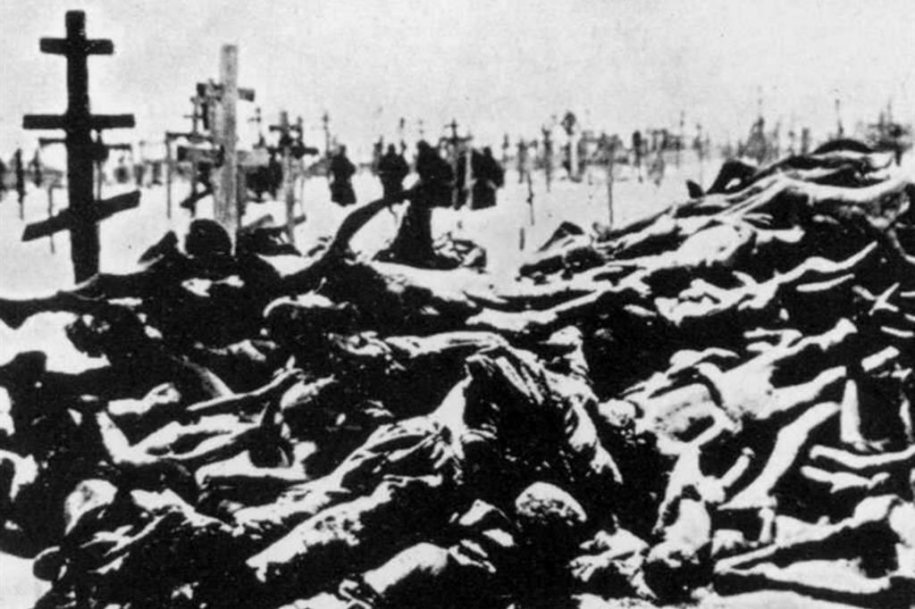 Una catasta di corpi uccisi dalla fame duranta l'Holodomor, il genocidio ucraino ordinato da Stalin