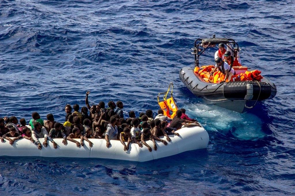 Medici Senza Frontiere distribuisce giubbetti galleggianti durante un'operazione di salvataggio