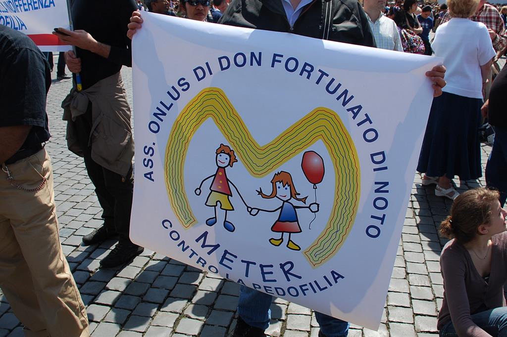 Un manifesto dell'associazione Meter di don Di Noto (Fotogramma)
