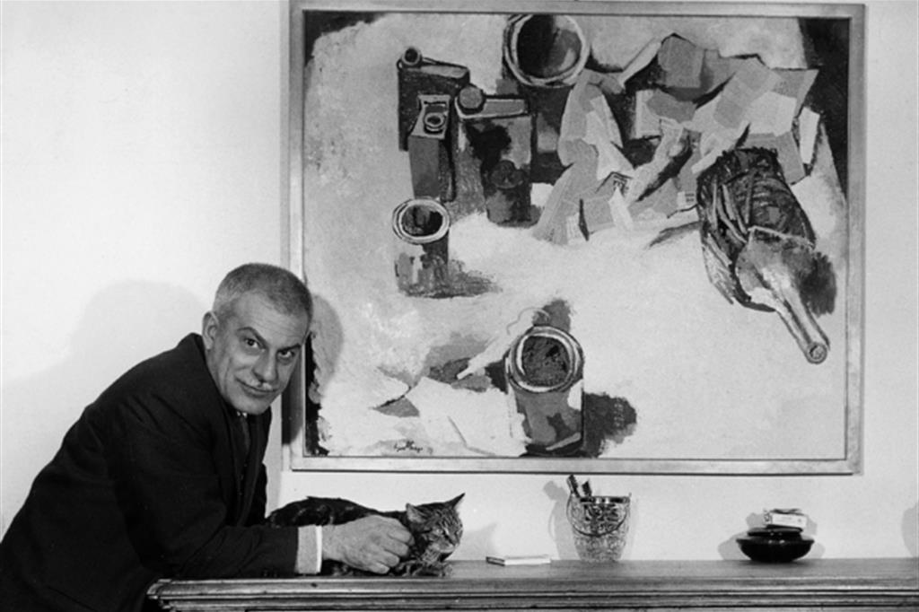 Elio Vittorini nella sua casa milanese in una foto del 1955