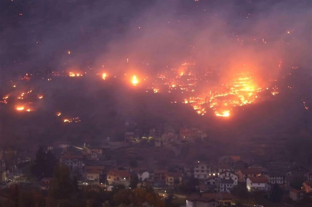 Il Piemonte brucia ancora. Lombardia chiede lo stato di emergenza nazionale