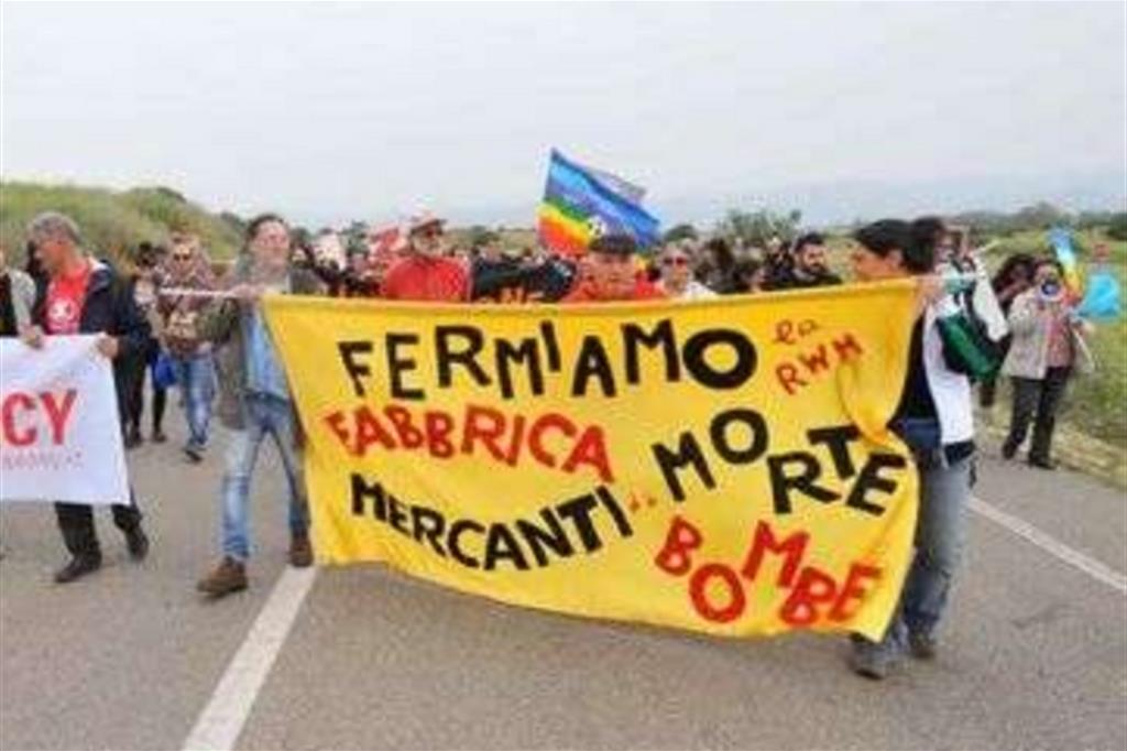 Marcia a Domusnovas contro la produzione di armi nellâimpianto Rwm, situato a cavallo tra la cittadina e la vicina Iglesias.