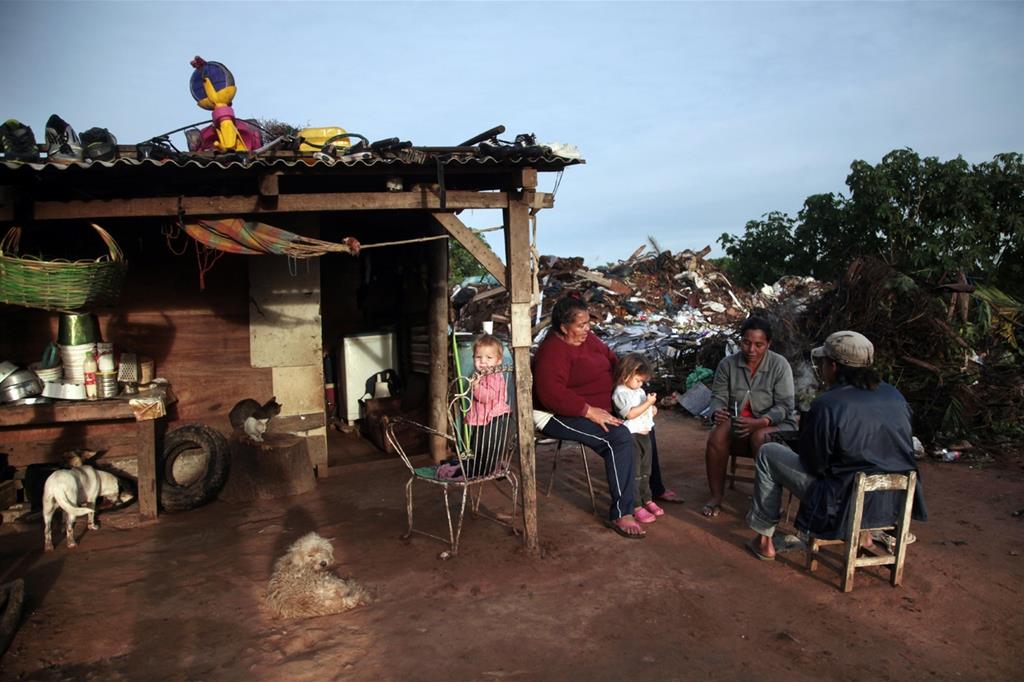 Una famiglia del Bañado colpita dall'alluvione, Ansa/Ap
