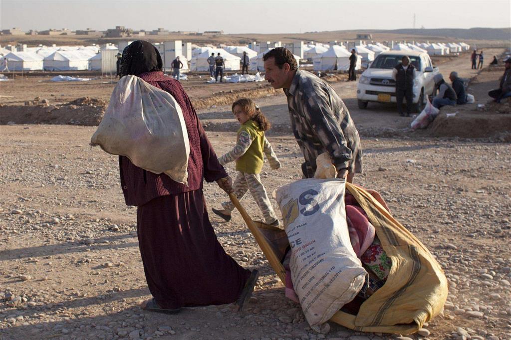 Civili in fuga da Mosul al loro arrivo a un campo profughi