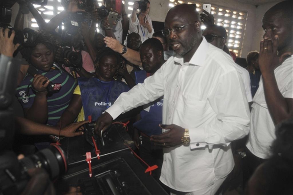 George Weah, 51 anni, al seggio della capitale Monrovia dove ha votato (Ansa)