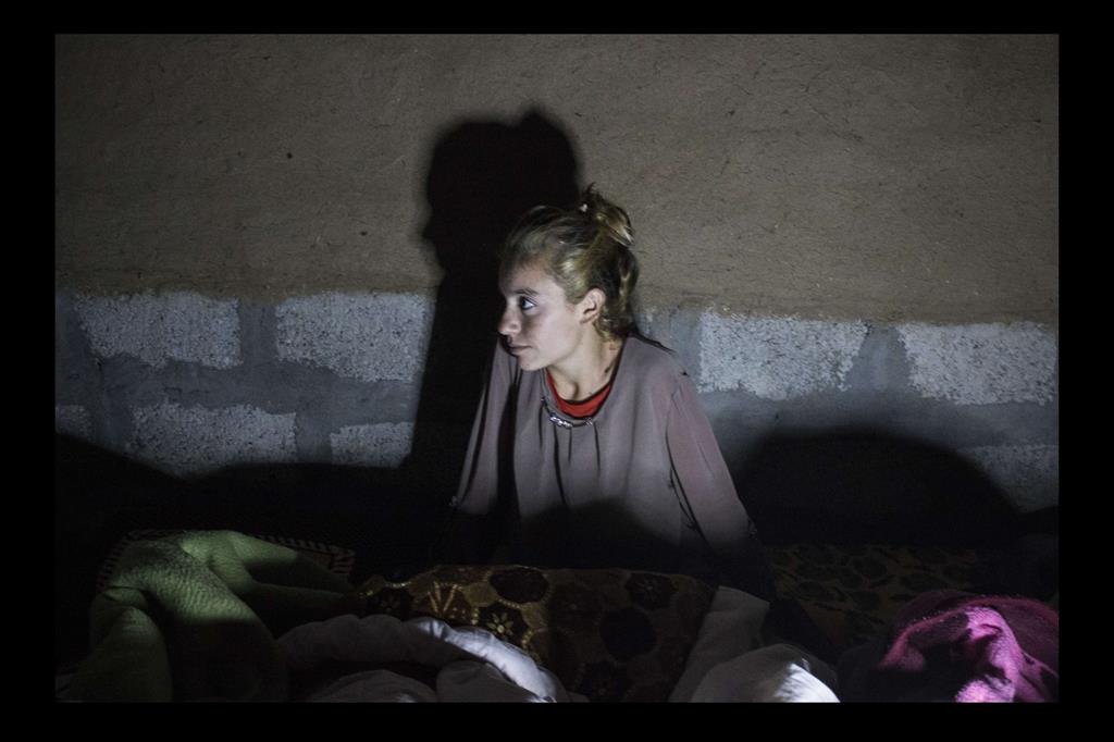 Hina Qasim Mahmoud, tredici anni. É una studentessa di prima media e divide il suo tempo tra studio e lavoro. La mattino vende verdure al mercatp per aiutare la sua famiglia. È l’unica ragazza Yazida che lavora al mercato. Suo padre è un Peshmerga: “colui che affronta la morte”. - 