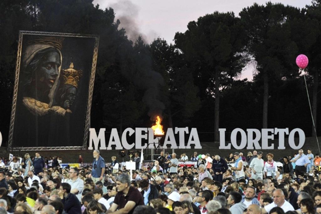 Macerata-Loreto, le immagine dei pellegrini e della messa