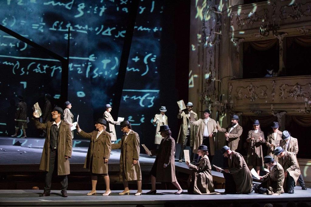 La moltiplicazione del fisico in una scena dell'opera "Ettore Majorana. Cronaca di infinite scomparse" al Teatro Sociale di Como (foto Alessia Santambrogio)