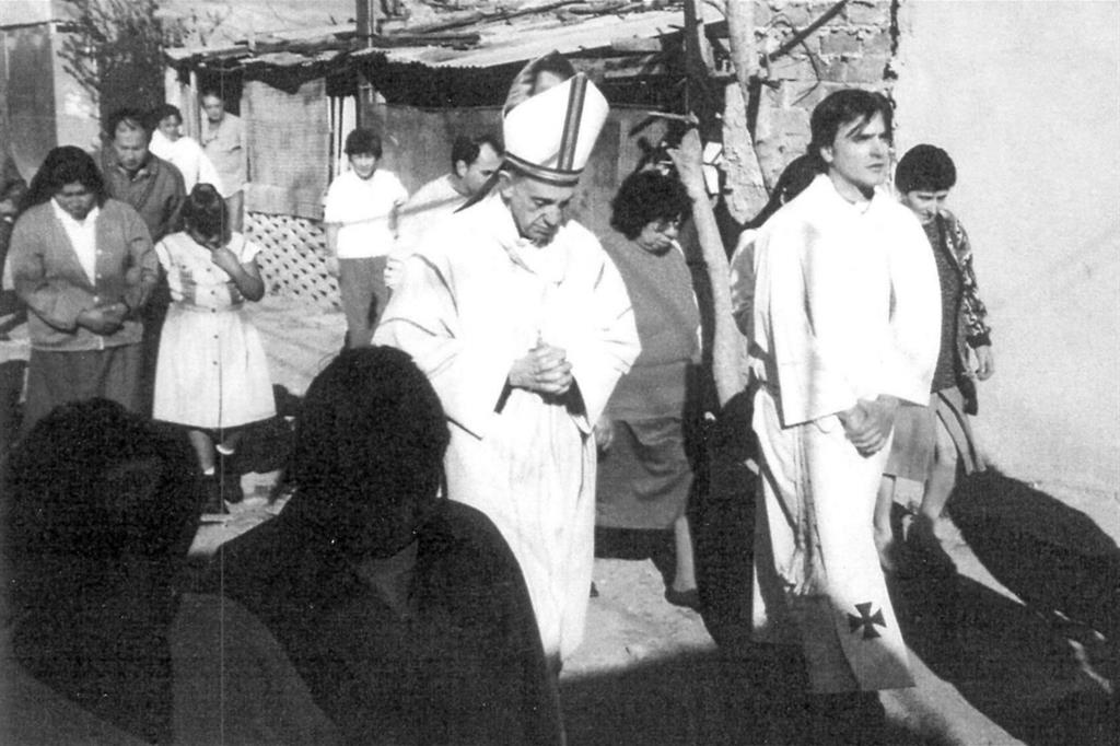 L'arcivescovo Bergoglio in visita in una delle "villas miserias", le baraccopoli di Buenos Aires (Ansa)