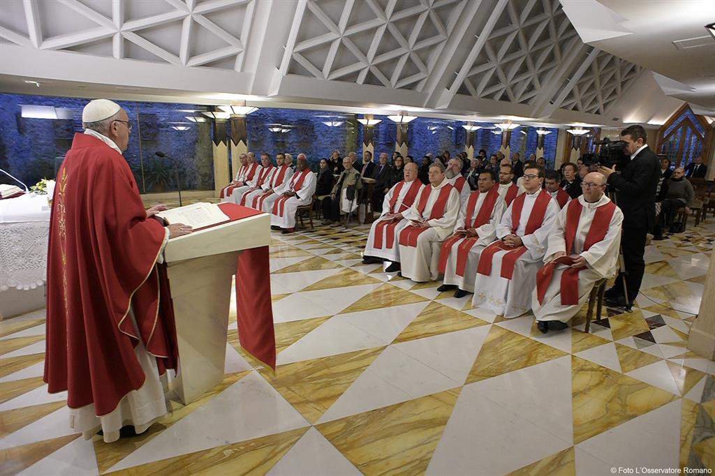 Il Papa: i cristiani lascino la doppia vita, no ad affari sporchi