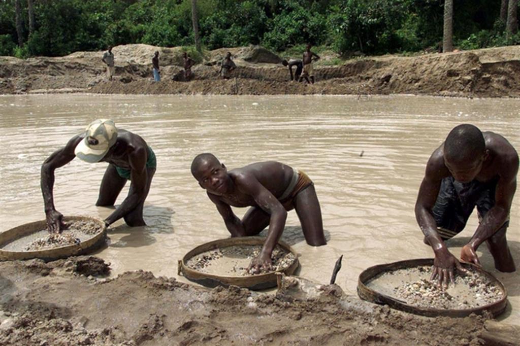 La pulizia del materiale in una miniera clandestina di diamanti in Sierra Leone