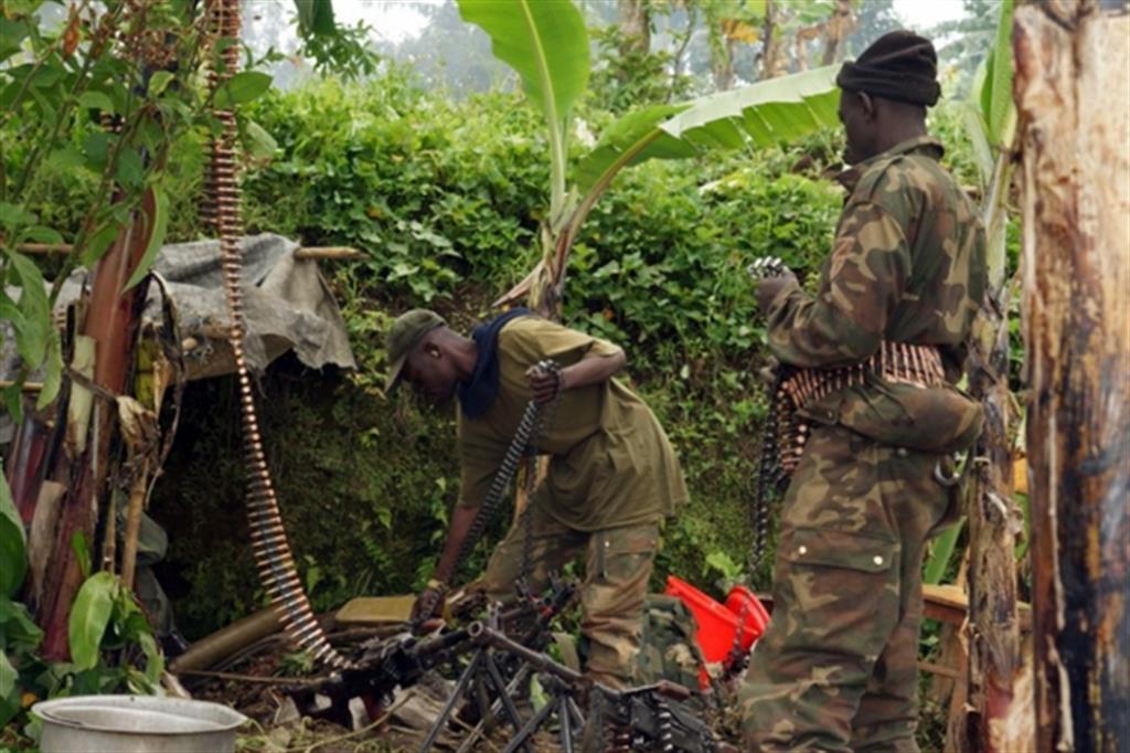 Un’operazione dell’esercito congolese contro i miliziani nella foresta di Goma (Reuters)