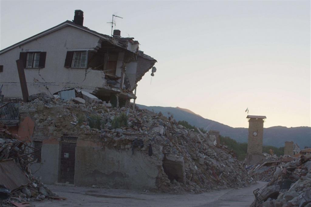 Una casa distrutta dal terremoto ad Amatrice