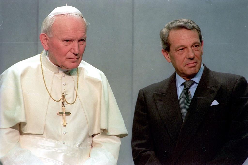 Una foto d'archivio del 24 gennaio 1994, durante la visita di Giovanni Paolo ll alla Sala stampa del Vaticano (Massimo Capodanno/Ansa)