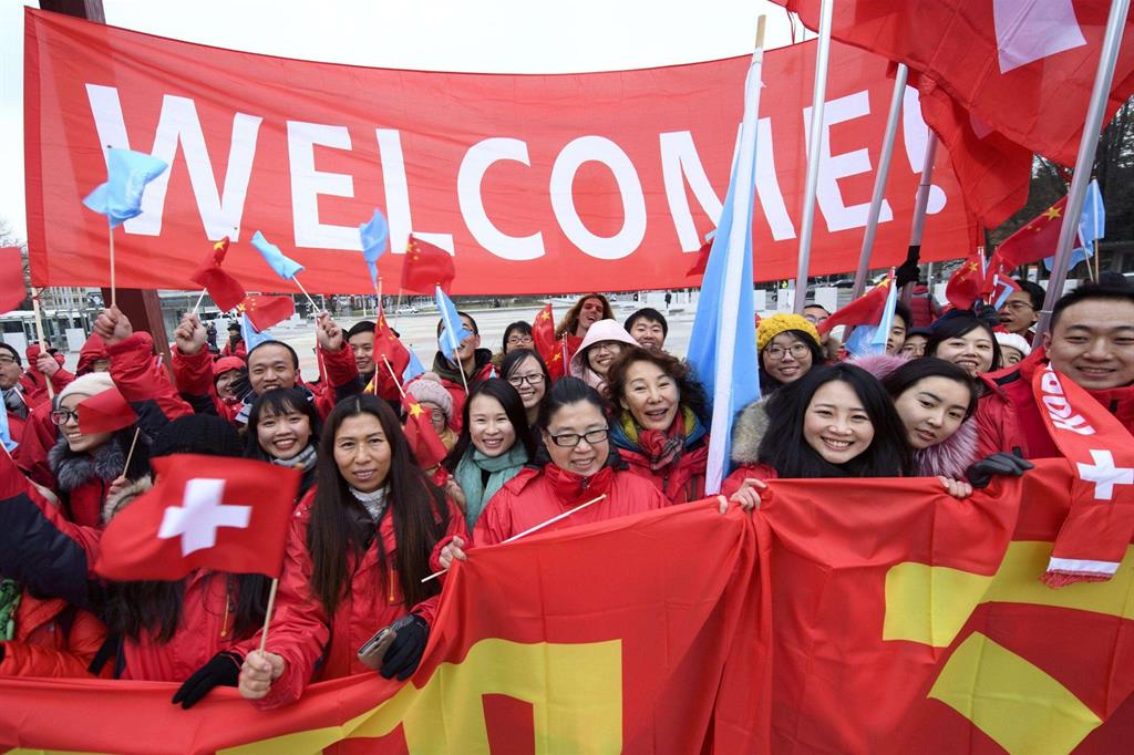 Sostenitori del presidente cinese Xi Jinping lo festeggiano davanti alla sede europea dell'Onu, a Ginevra (Ansa-Epa)