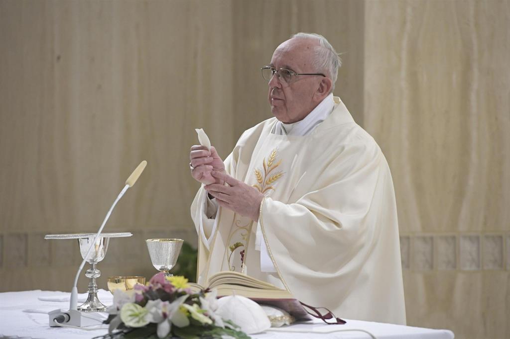 Papa Francesco celebra Messa nella cappella di Casa Santa Marta (Osservatore Romano)