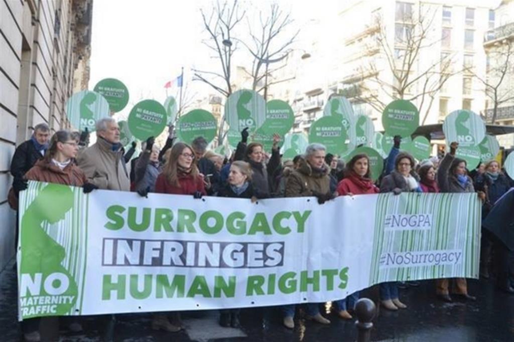 Parigi. Una manifestazione contro la prarica della maternità surrogata