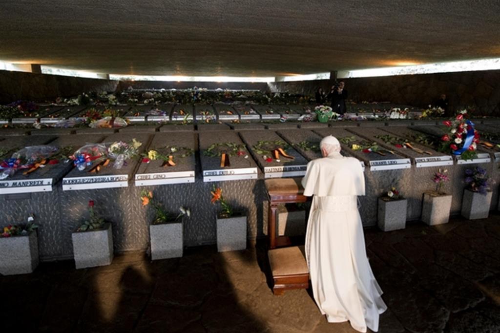 Nella foto papa Benedetto XVI quando il 27 marzo 2011 pregò sulle tombe delle vittime alle Fosse Ardeatine. Il 2 novembre 2017 anche papa Francesco renderà omaggio alle vittime dell'eccidio nazifascista
