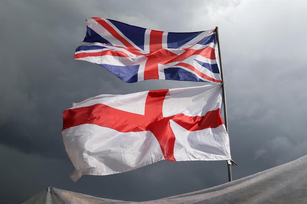 Le bandiere del Regno Unito di Gran Bretagna e Irlanda del Nord (in alto) e dell'Inghilterra (Ansa)