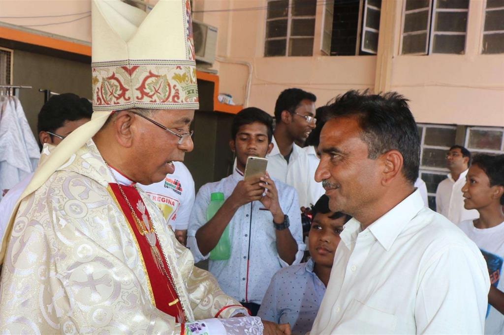 Il cardinale Toppo con l'assassino di suor Rani, Samandar Singh (foto Anto Akkara)