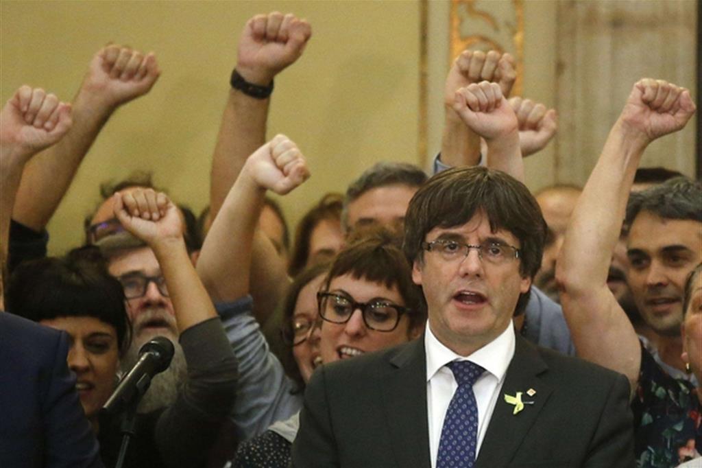 Carles Puigdemont e i sostenitori dell'indipendenza catalana (Ansa)
