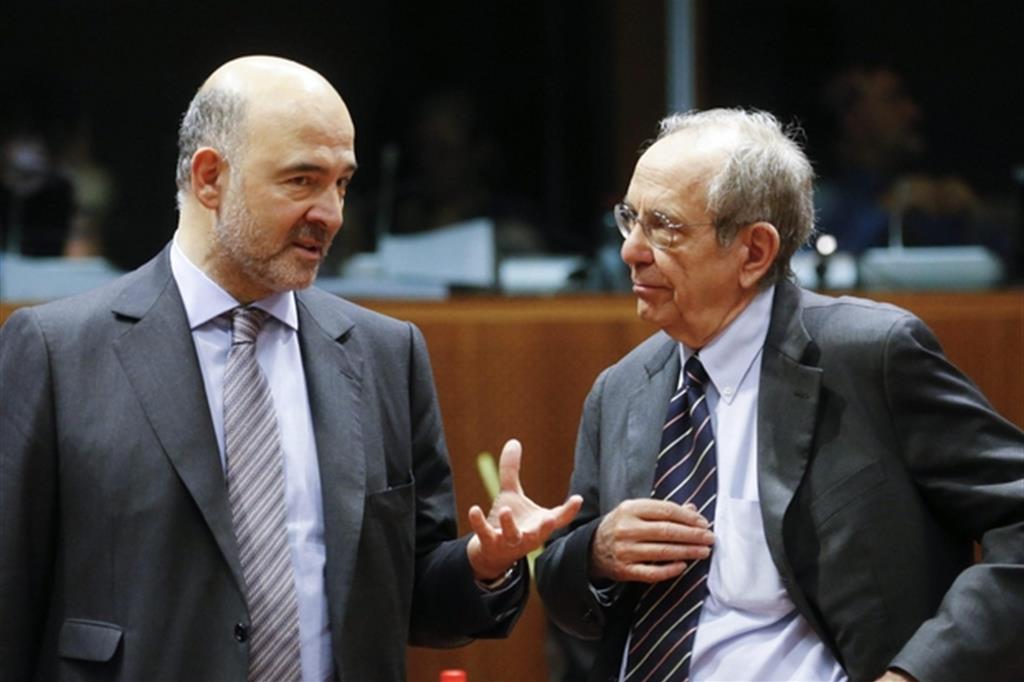 Pierre Moscovici, commissario Ue agli Affari economici e Pier Carlo Padoan, ministro dell'Economia (Ansa)