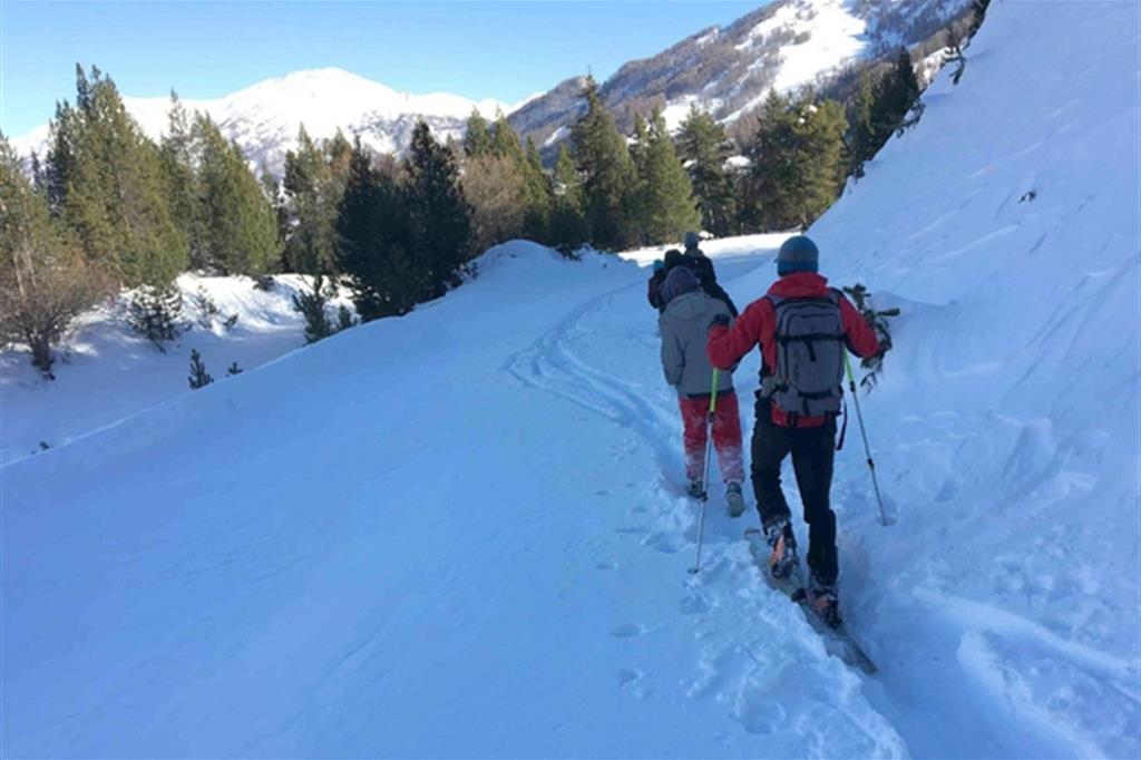 I volontari del soccorso alpino alla ricerca dei migranti che rischiano la vita per arrivare in Francia