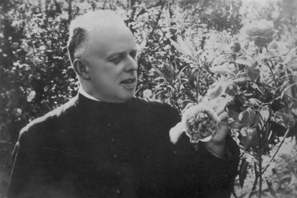 Don Primo Mazzolari nella sua Bozzolo, dove fu parroco dal 1932 alla morte nel 1959 (Fondazione Primo Mazzolari)