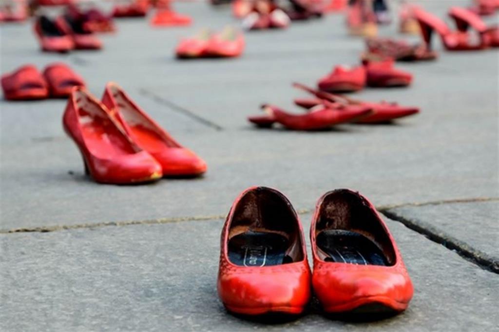 Scarpe rosse. Una manifestazione per dire basta alla violenza contro le donne