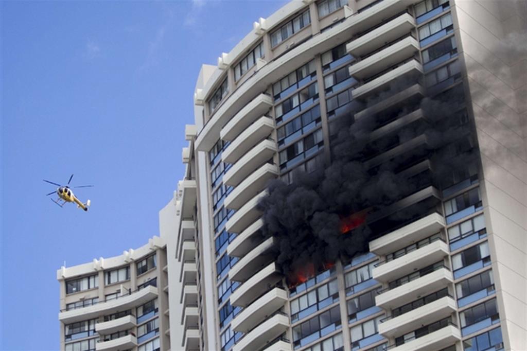 L'incendio si è sviluppato nel pomeriggio al ventiseiesimo piano del grattacielo (Ansa)