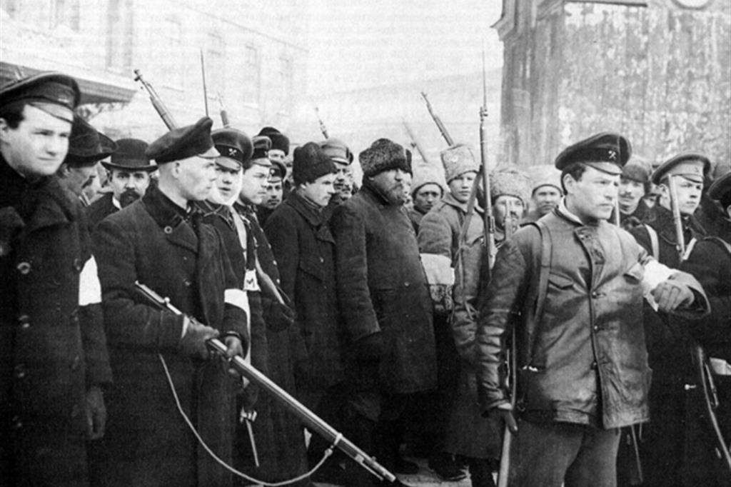 Militari e lavoratori in piazza a San Pietroburgo nel febbraio 1917.