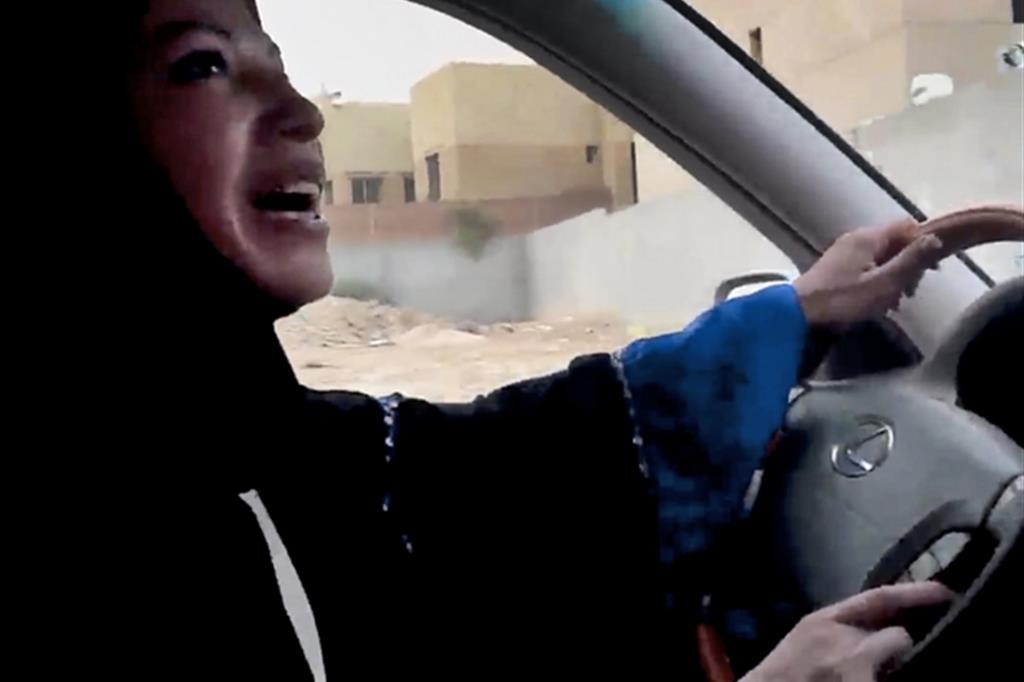 In Arabia Saudita vige ancora il divieto di guida per le donne (Ansa/Ap)