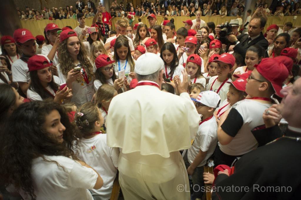 I bambini con il Papa nel corso dell'edizione del 2015