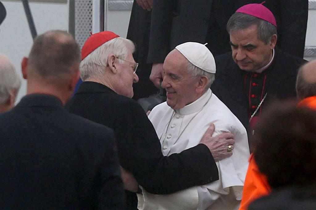 Il cardinale Angelo Scola, arcivescovo di Milano, accoglie papa Francesco al suo arrivo a Linate