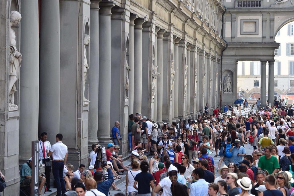 Folla all'ingresso degli Uffizi, a Firenze (Ansa)