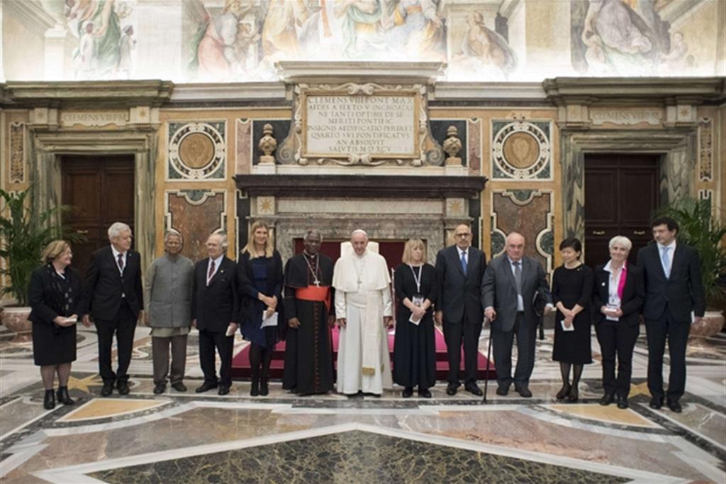 I Nobel per la pace e parte dei relatori ricevuti in udienza da papa Francesco (Osservatore Romano)