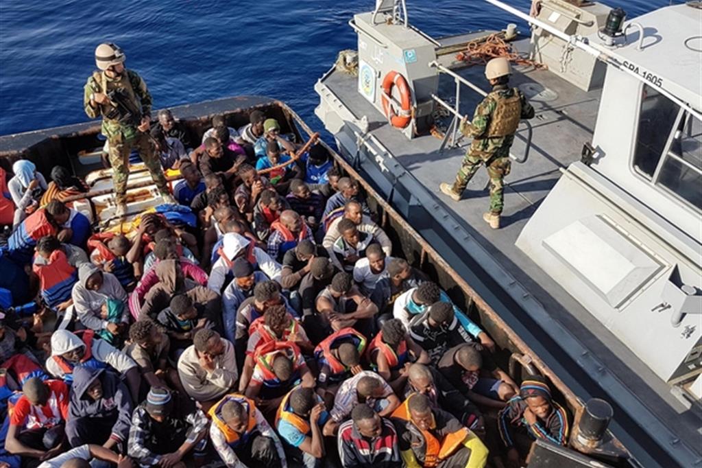 Un'operazione della Guardia costiera libica. Adesso i migranti vengono di nuovo spediti in Italia (Ansa)