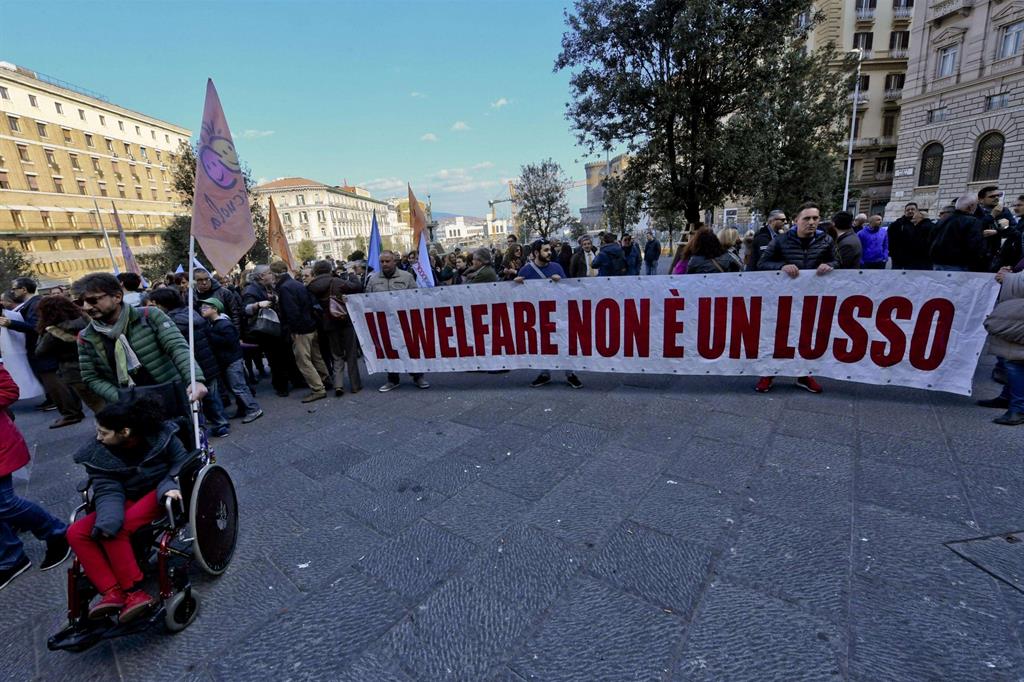 Un momento della manifestazione di protesta contro i tagli al welfare delle famiglie di disabili ieri a Napoli