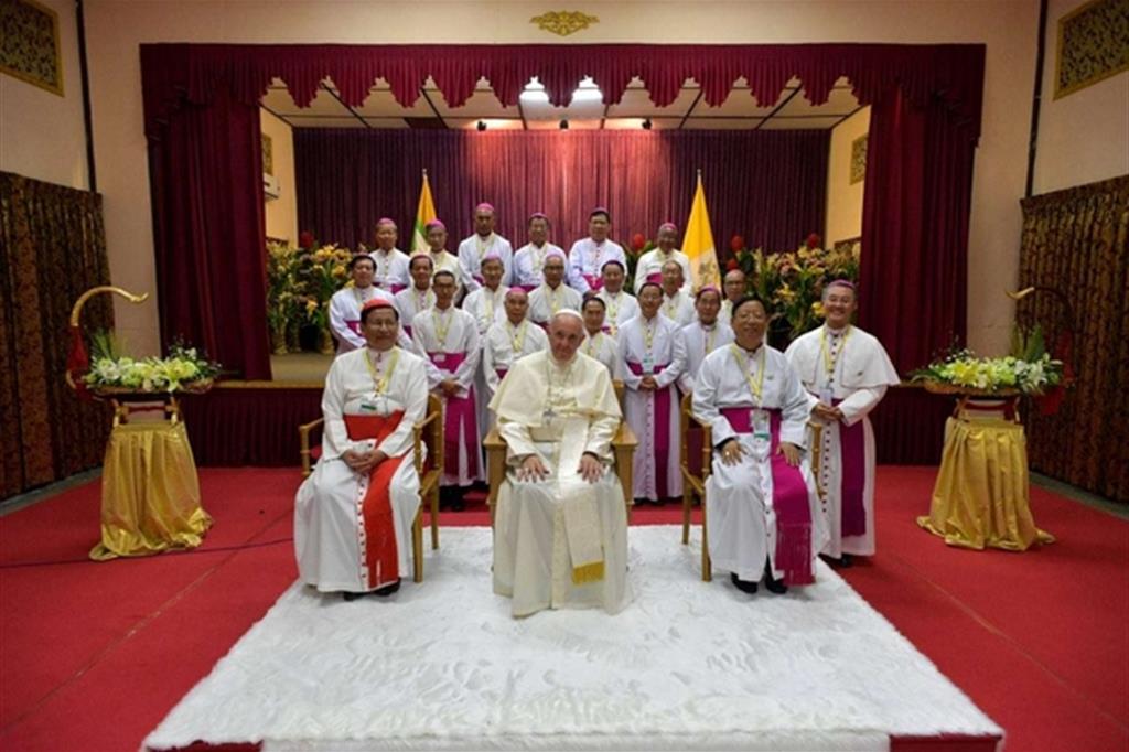 Papa Francesco nell'incontro con i vescovi del Myanmar