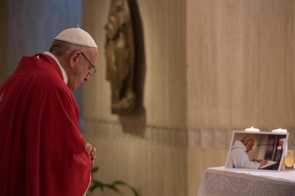 Il Papa davanti alla fotografia di padre Hamel (Osservatore Romano)
