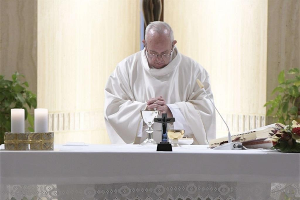 Il Papa: avere il fiuto per non cadere nelle cordate della corruzione