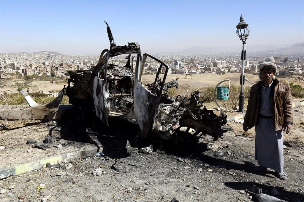 Gli effetti di un bombardamento aereo a Sana'a, Yemen, il 26 dicembre (Ansa)