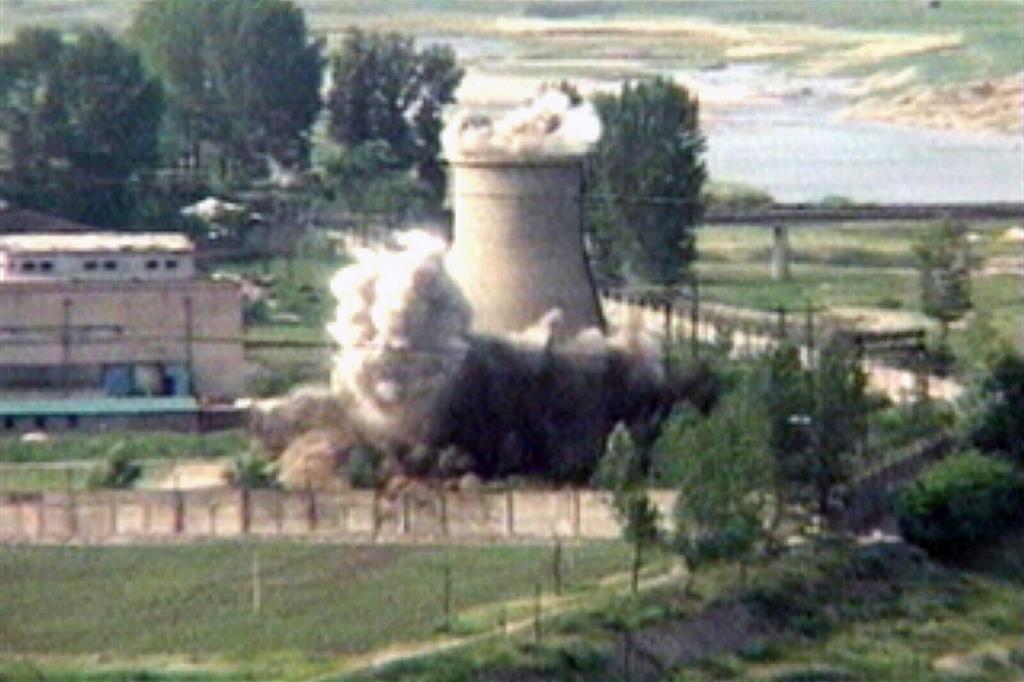 La distruzione della torre di raffreddamento del reattore di Yongbyon: era il giugno del 2008 e l’operazione faceva parte di un accordo con gli Usa poi fallito