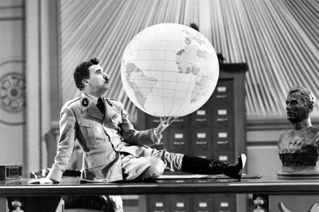 Una scena del film “Il grande dittatore” di Chaplin (1940)