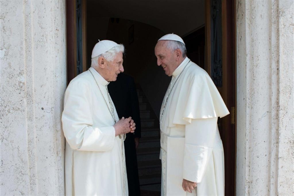 Papa Francesco con Benedetto XVI (Ansa)