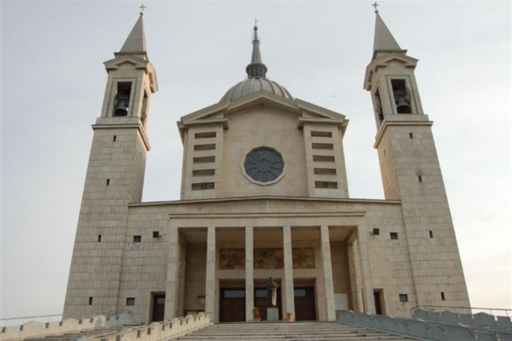 La basilica di Castelnuovo Don Bosco dove venne rubata la reliquia (Ansa)