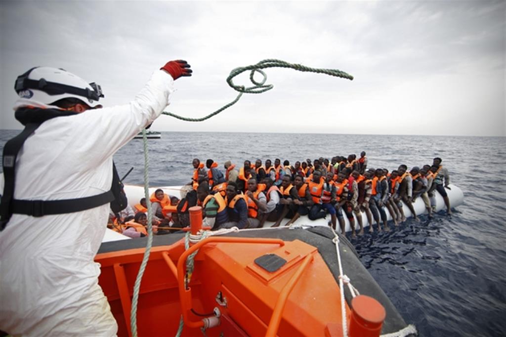 Salvataggio in mare di un gruppo di migranti